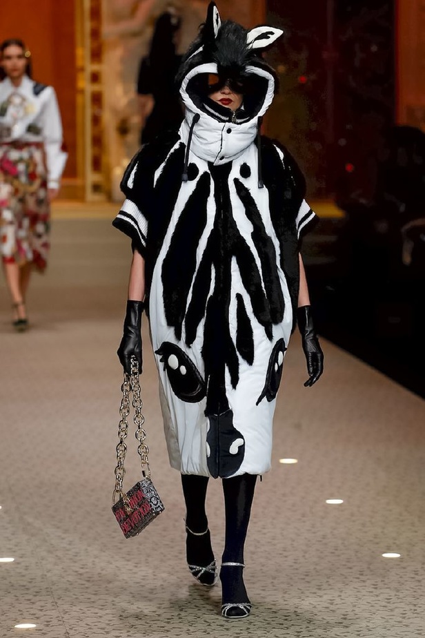 دولتشي اند غابانا تحيي موضة المرأة الفاخرة في ميلانو