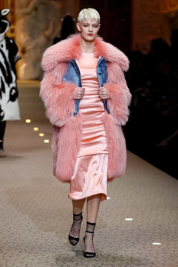 دولتشي اند غابانا تحيي موضة المرأة الفاخرة في ميلانو