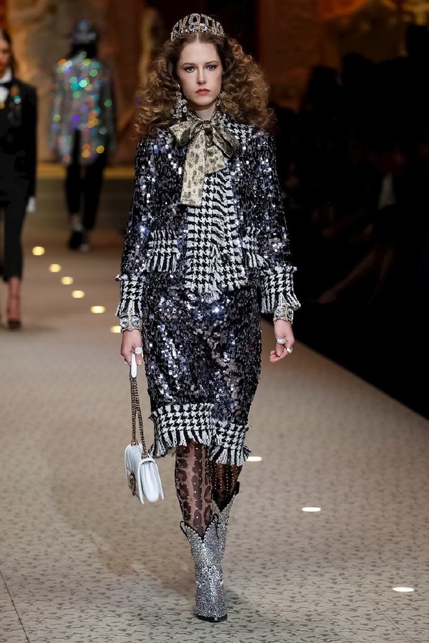 دولتشي اند غابانا تحيي موضة المرأة الفاخرة في ميلانو