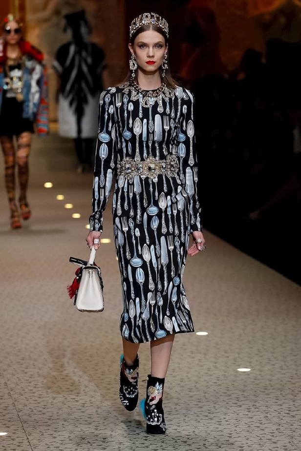 دولتشي اند غابانا تحيي موضة المرأة الفاخرة في ميلانو