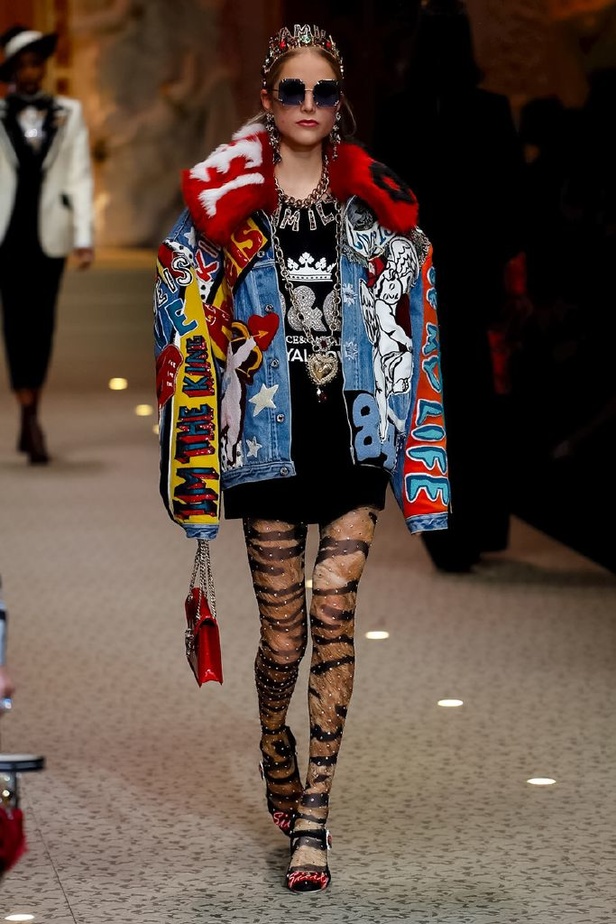 دولتشي اند غابانا تحيي موضة المرأة الفاخرة في ميلانو