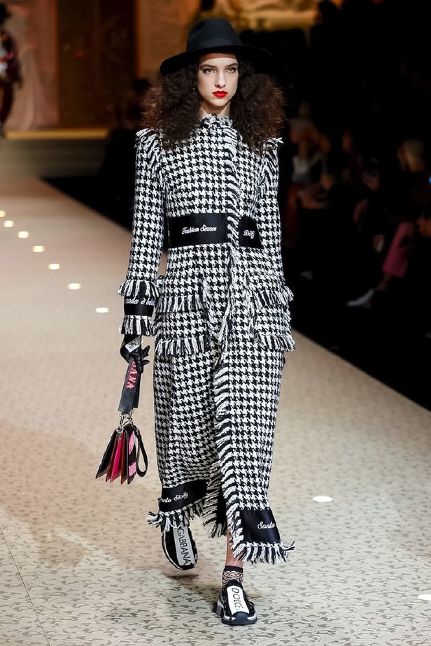 دولتشي اند غابانا تحيي موضة المرأة الفاخرة في ميلانو