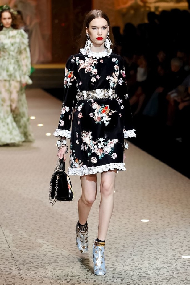 دولتشي اند غابانا تحيي موضة المرأة الفاخرة في ميلانو