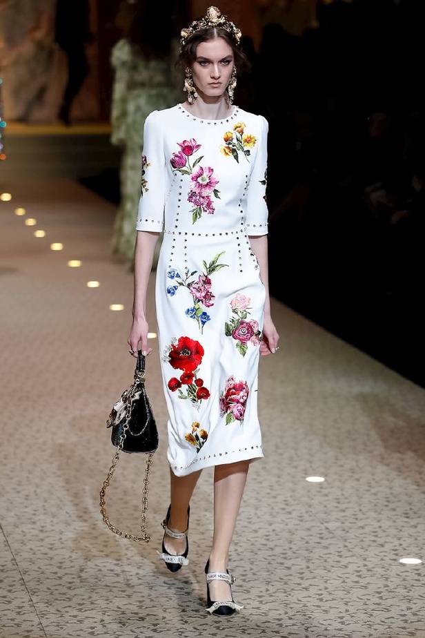 دولتشي اند غابانا تحيي موضة المرأة الفاخرة في ميلانو