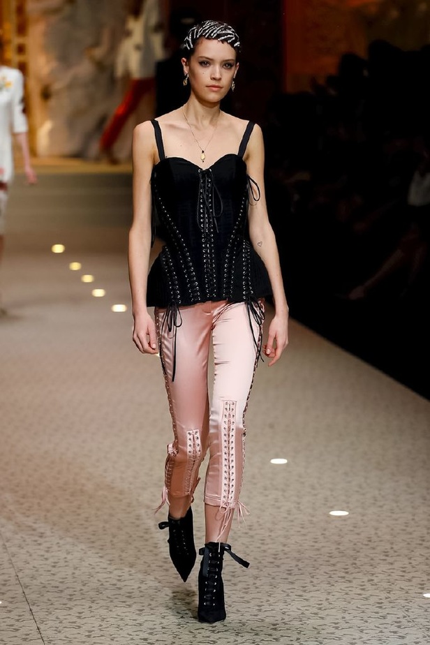 دولتشي اند غابانا تحيي موضة المرأة الفاخرة في ميلانو