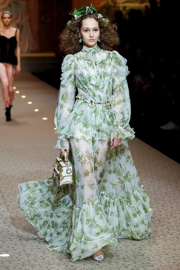 دولتشي اند غابانا تحيي موضة المرأة الفاخرة في ميلانو