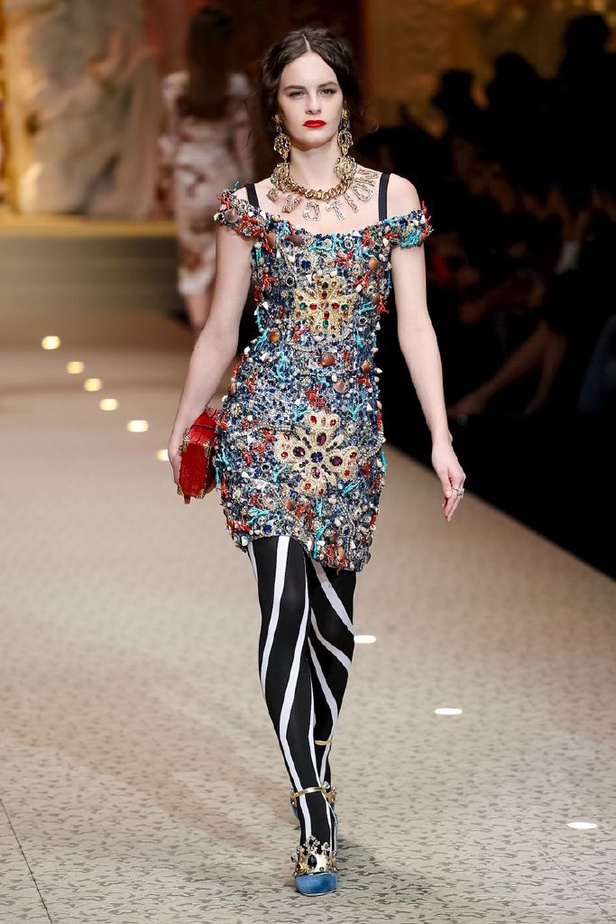 دولتشي اند غابانا تحيي موضة المرأة الفاخرة في ميلانو