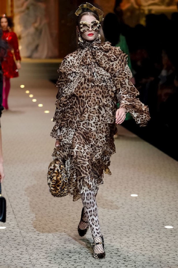 دولتشي اند غابانا تحيي موضة المرأة الفاخرة في ميلانو