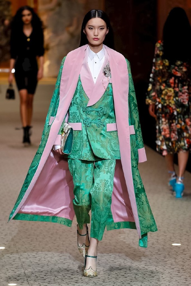 دولتشي اند غابانا تحيي موضة المرأة الفاخرة في ميلانو