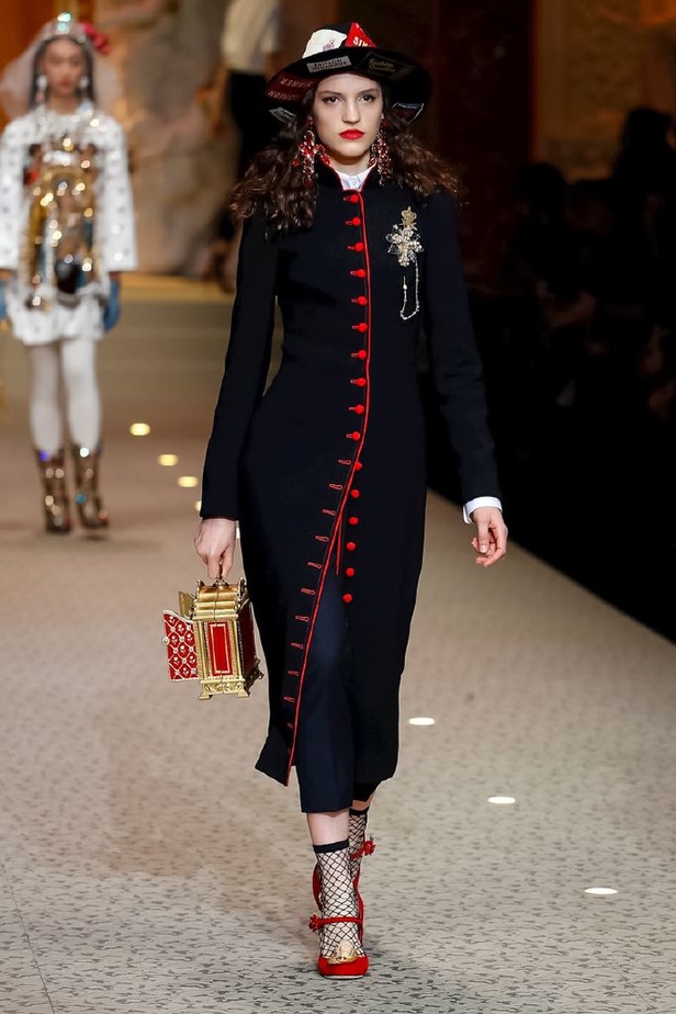 دولتشي اند غابانا تحيي موضة المرأة الفاخرة في ميلانو