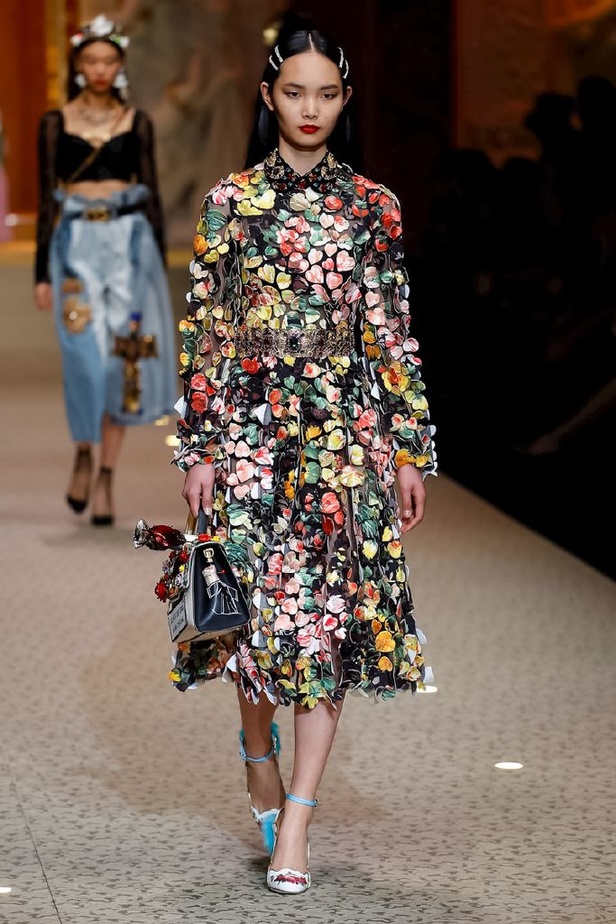 دولتشي اند غابانا تحيي موضة المرأة الفاخرة في ميلانو