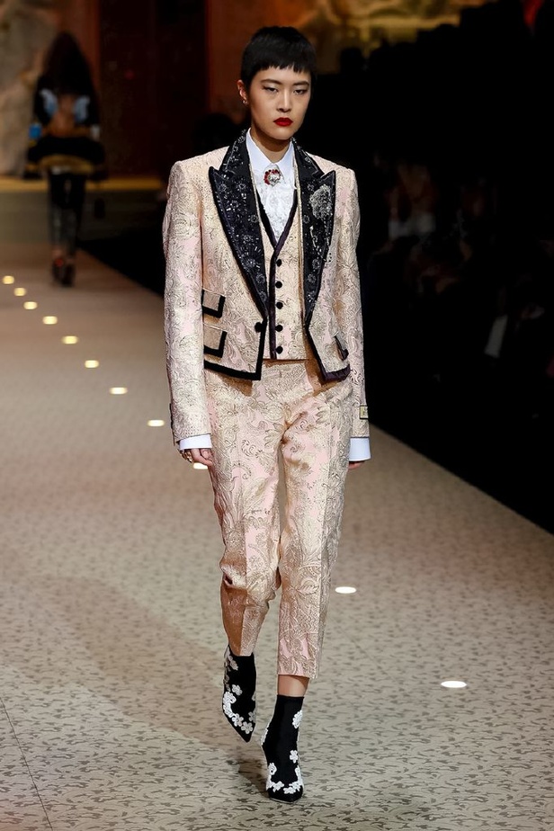 دولتشي اند غابانا تحيي موضة المرأة الفاخرة في ميلانو