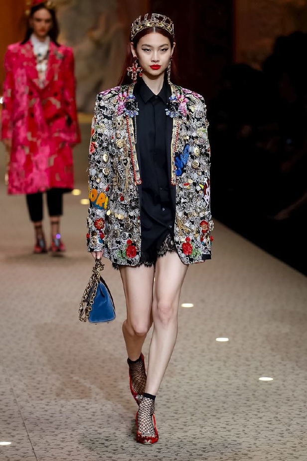 دولتشي اند غابانا تحيي موضة المرأة الفاخرة في ميلانو