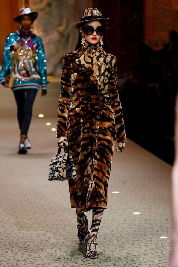 دولتشي اند غابانا تحيي موضة المرأة الفاخرة في ميلانو