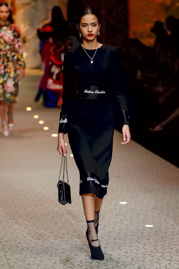 دولتشي اند غابانا تحيي موضة المرأة الفاخرة في ميلانو