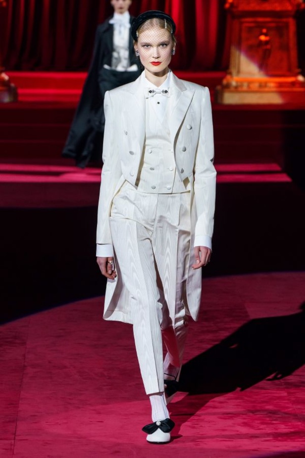 دولتشي أند غابانا تحيي موضة المرأة العصرية بتصاميمها