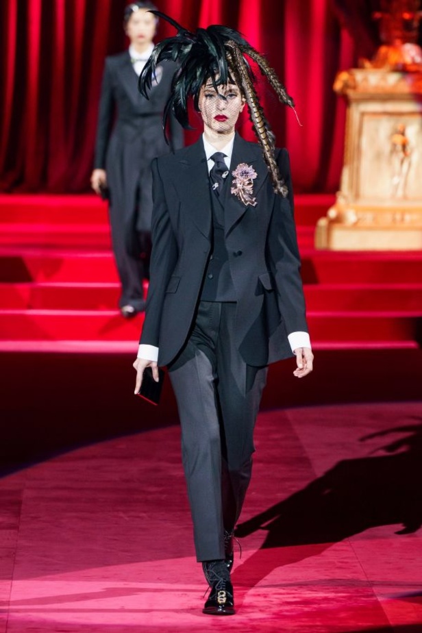 دولتشي أند غابانا تحيي موضة المرأة العصرية بتصاميمها