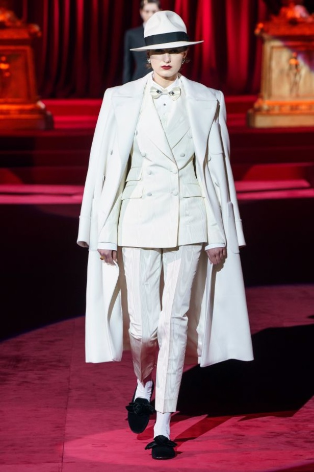 دولتشي أند غابانا تحيي موضة المرأة العصرية بتصاميمها