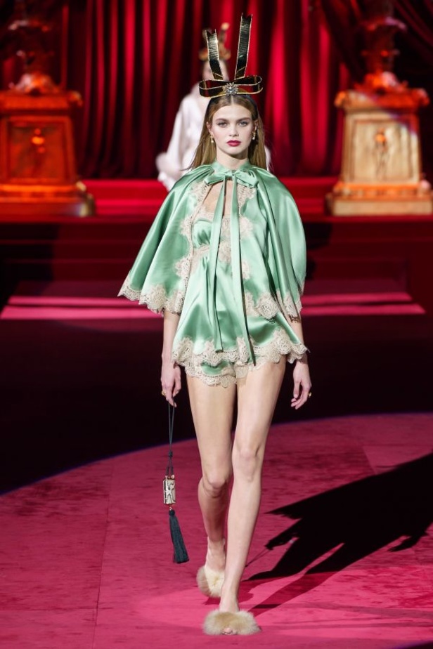 دولتشي أند غابانا تحيي موضة المرأة العصرية بتصاميمها