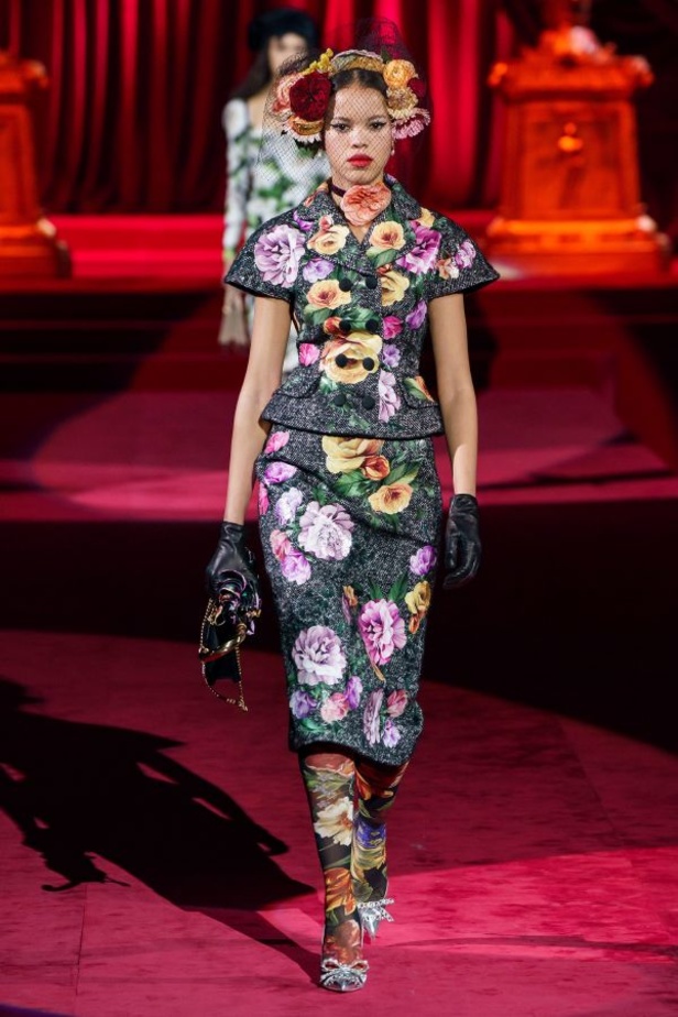 دولتشي أند غابانا تحيي موضة المرأة العصرية بتصاميمها