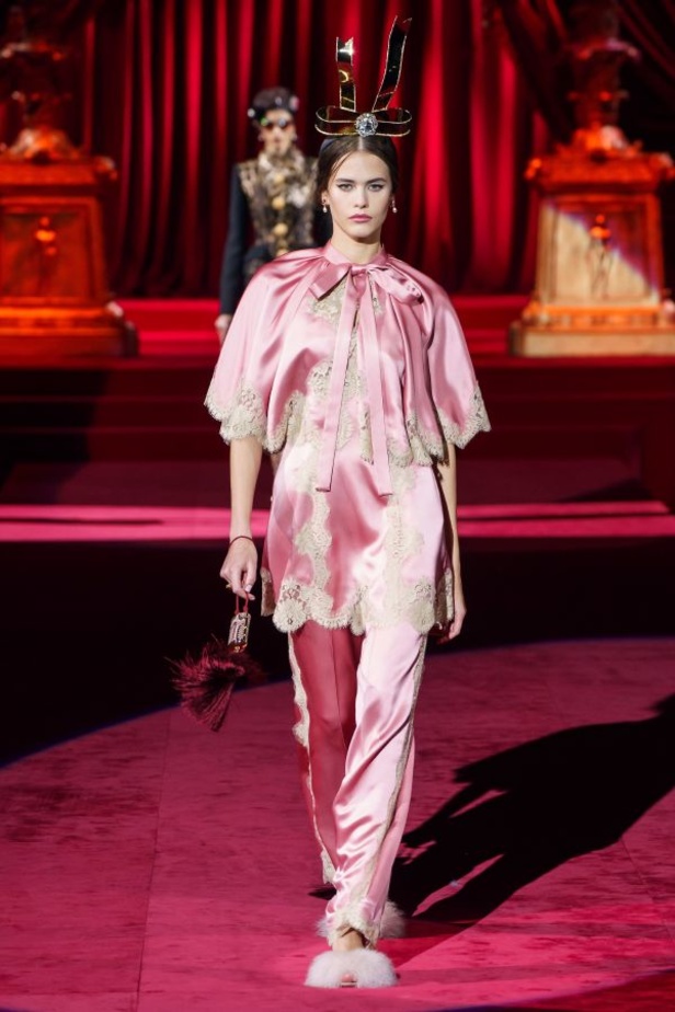 دولتشي أند غابانا تحيي موضة المرأة العصرية بتصاميمها