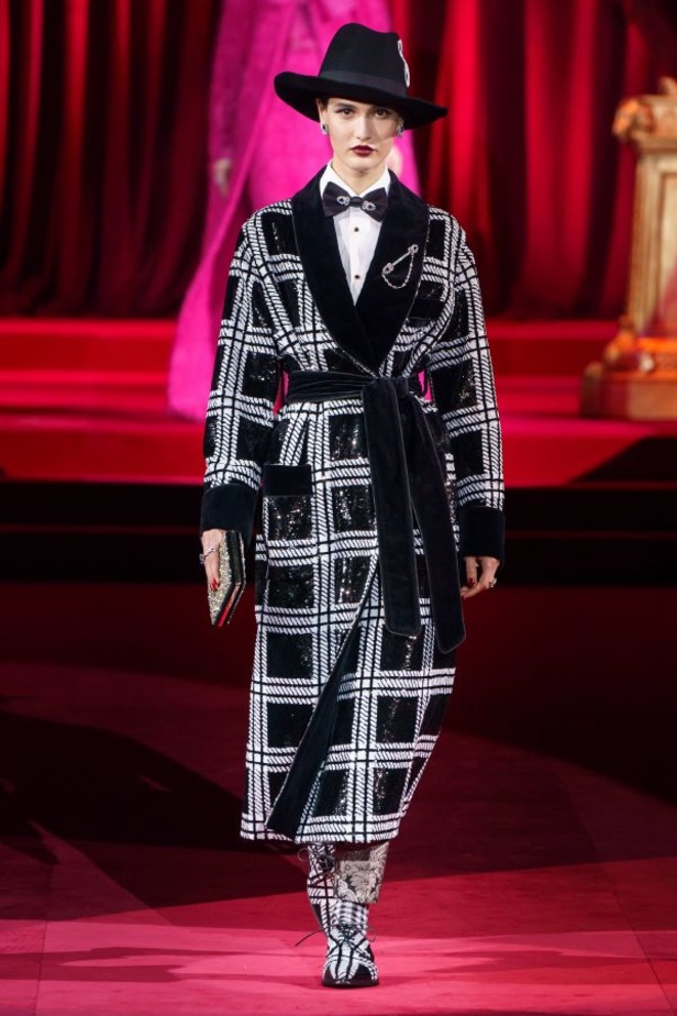 دولتشي أند غابانا تحيي موضة المرأة العصرية بتصاميمها