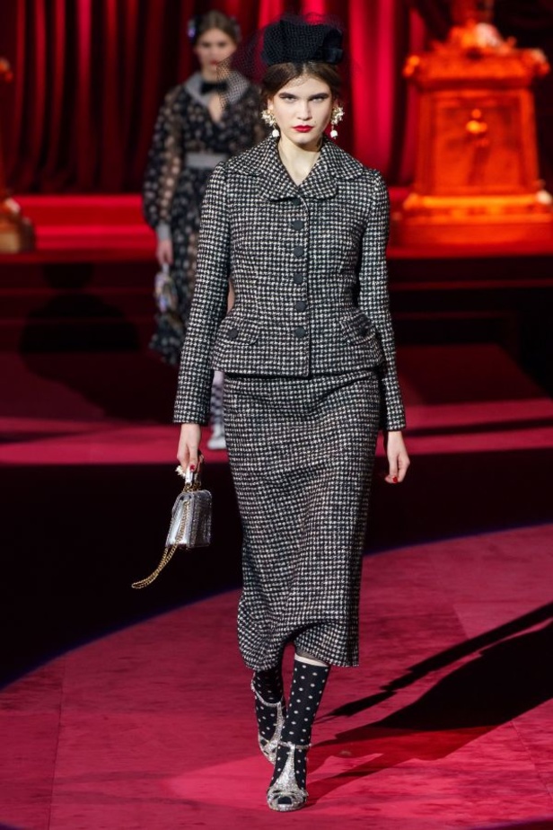 دولتشي أند غابانا تحيي موضة المرأة العصرية بتصاميمها