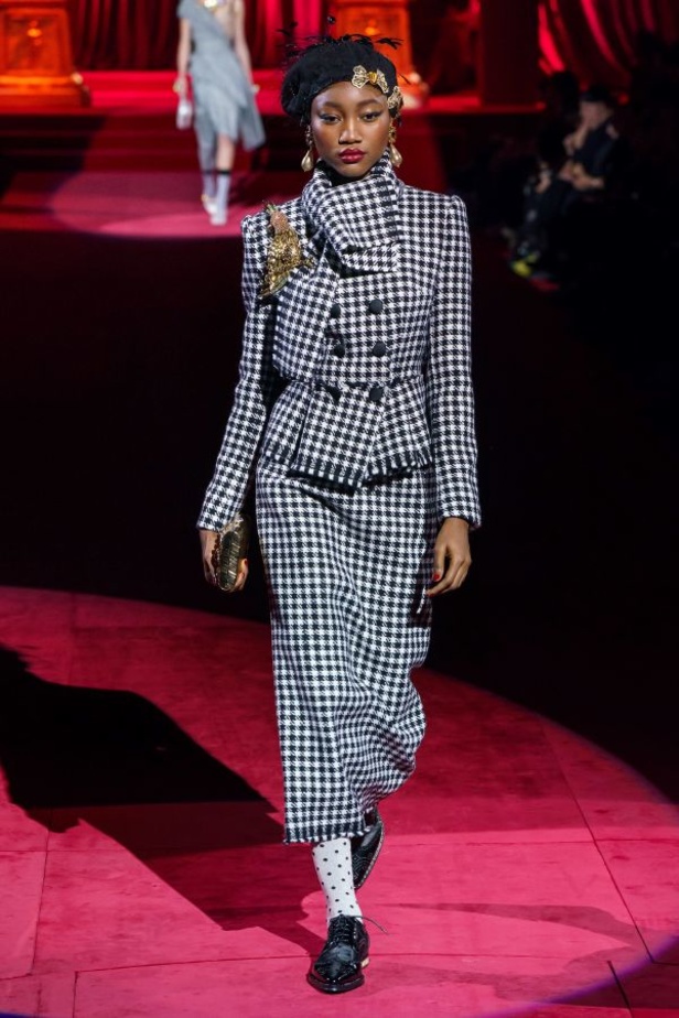 دولتشي أند غابانا تحيي موضة المرأة العصرية بتصاميمها