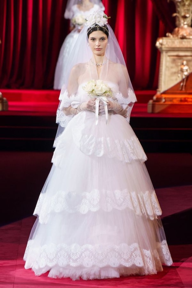 دولتشي أند غابانا تحيي موضة المرأة العصرية بتصاميمها