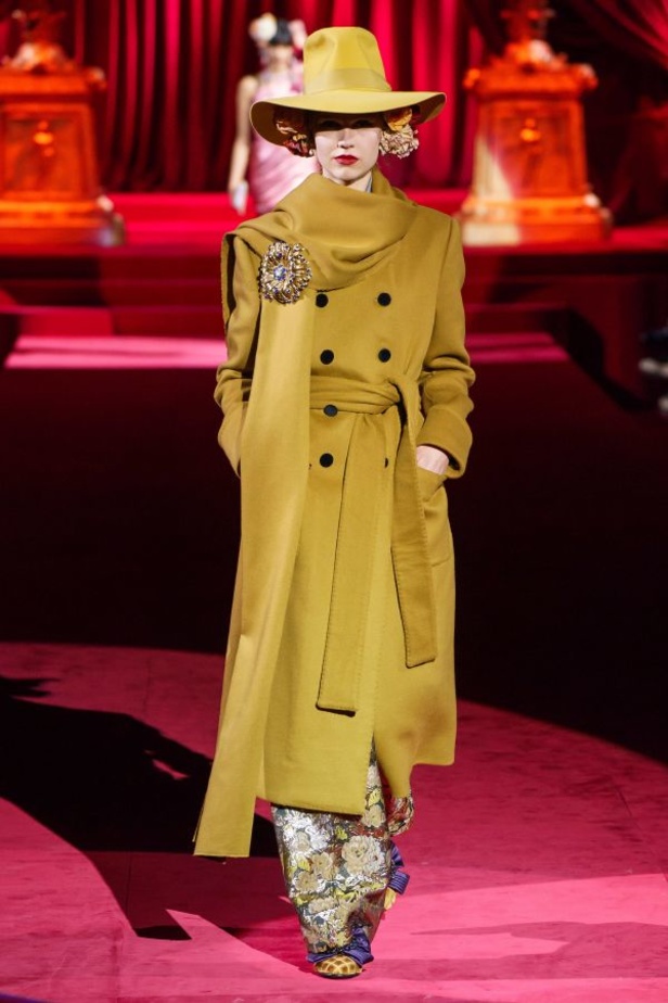 دولتشي أند غابانا تحيي موضة المرأة العصرية بتصاميمها