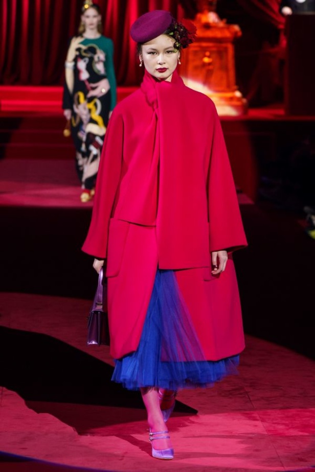 دولتشي أند غابانا تحيي موضة المرأة العصرية بتصاميمها