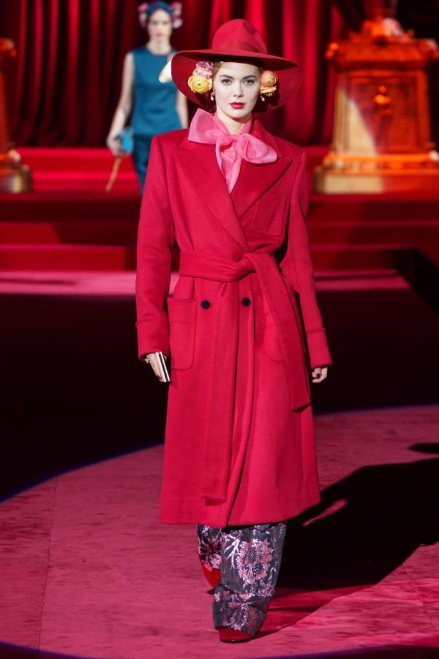 دولتشي أند غابانا تحيي موضة المرأة العصرية بتصاميمها