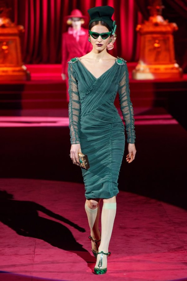 دولتشي أند غابانا تحيي موضة المرأة العصرية بتصاميمها