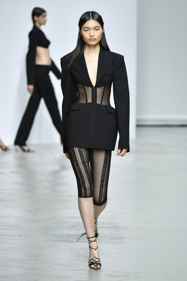 اسبوع الموضة في باريس 2019 عرض أزياء MUGLER لربيع وصيف 2020