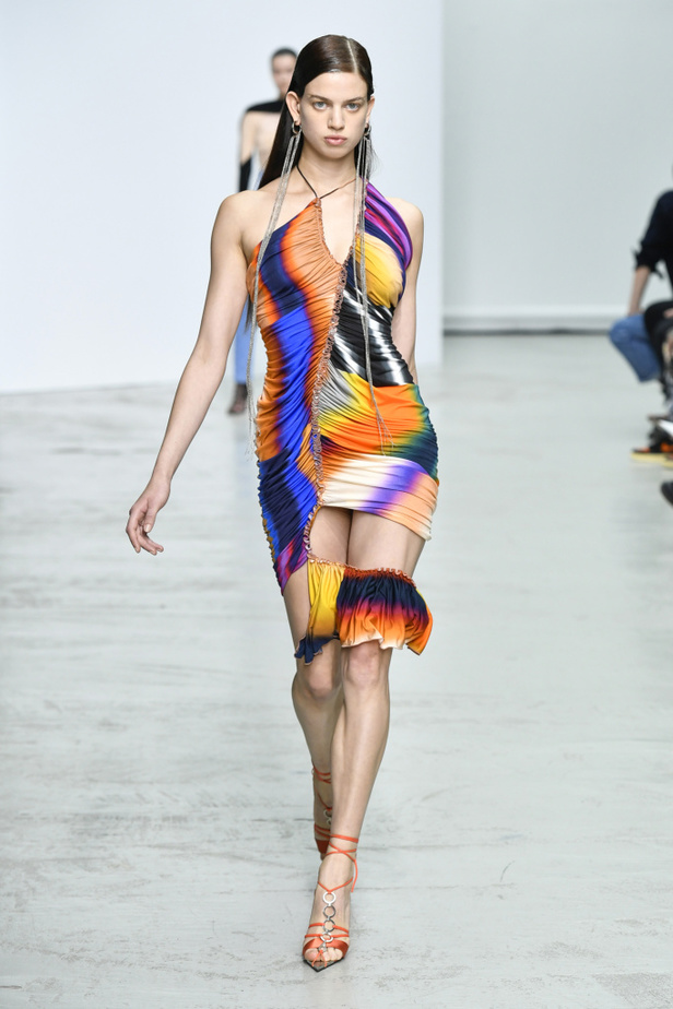 اسبوع الموضة في باريس 2019 عرض أزياء MUGLER لربيع وصيف 2020