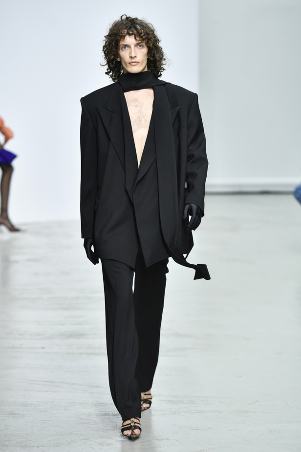 اسبوع الموضة في باريس 2019 عرض أزياء MUGLER لربيع وصيف 2020