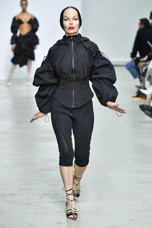 اسبوع الموضة في باريس 2019 عرض أزياء MUGLER لربيع وصيف 2020