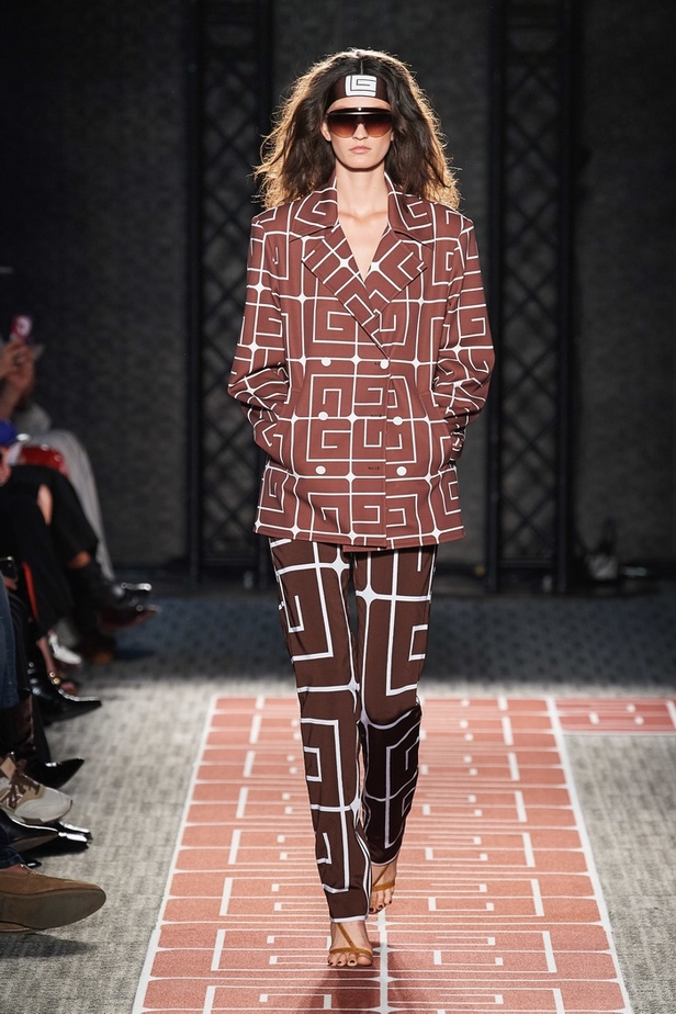 اسبوع الموضة في باريس 2019 مجموعة GUY LAROCHE للألبسة الجاهزة لربيع  وصيف 2020