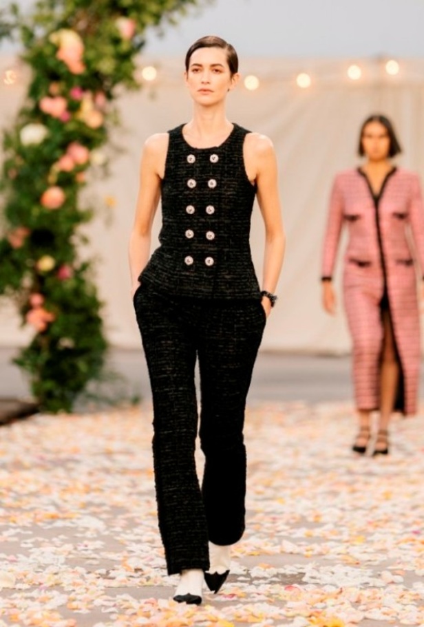 عرض مجموعة شانيل للهوت كوتور لربيع وصيف 2021 ضمن أسبوع الموضة في باريس