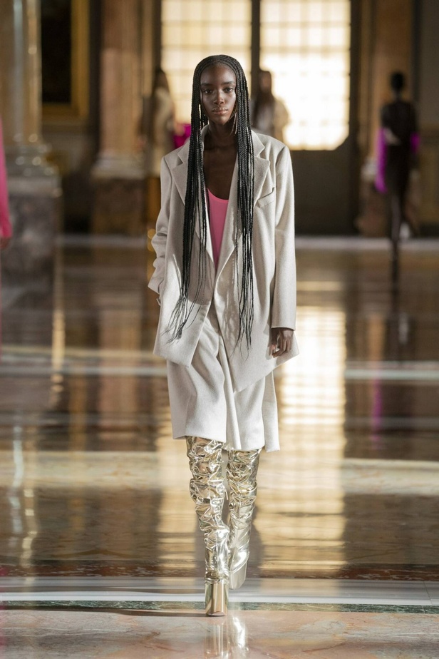 عرض مجموعة فالنتينو valentino للهوت كوتور لربيع وصيف 2021 ضمن أسبوع الموضة في باريس