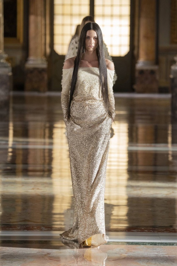 عرض مجموعة فالنتينو valentino للهوت كوتور لربيع وصيف 2021 ضمن أسبوع الموضة في باريس