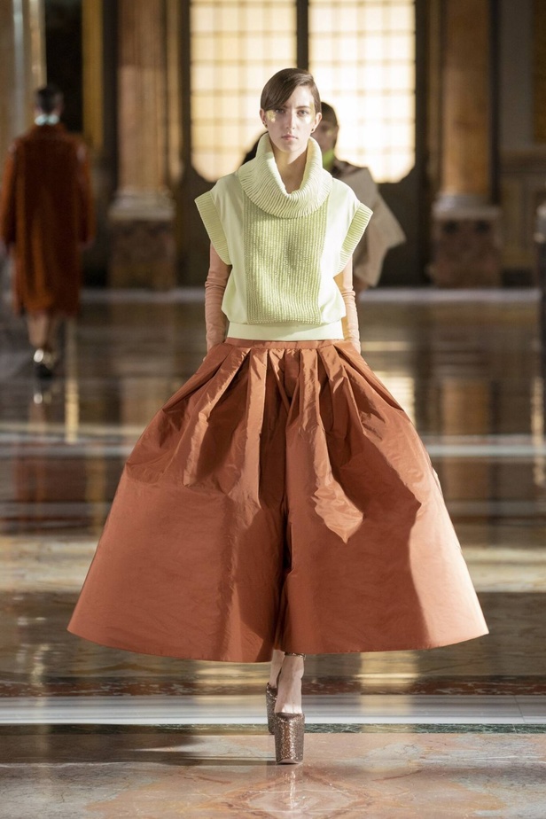 عرض مجموعة فالنتينو valentino للهوت كوتور لربيع وصيف 2021 ضمن أسبوع الموضة في باريس