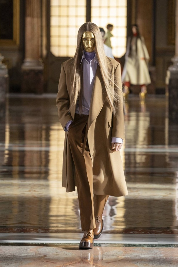 عرض مجموعة فالنتينو valentino للهوت كوتور لربيع وصيف 2021 ضمن أسبوع الموضة في باريس