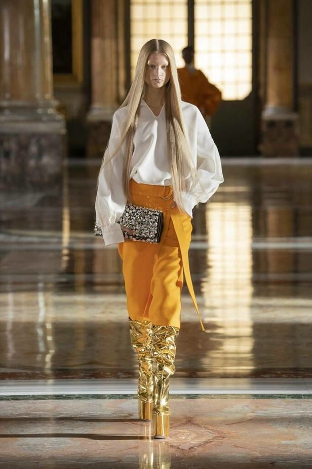 عرض مجموعة فالنتينو valentino للهوت كوتور لربيع وصيف 2021 ضمن أسبوع الموضة في باريس