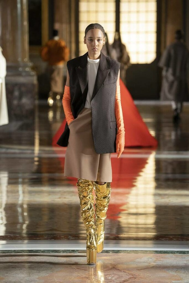 عرض مجموعة فالنتينو valentino للهوت كوتور لربيع وصيف 2021 ضمن أسبوع الموضة في باريس
