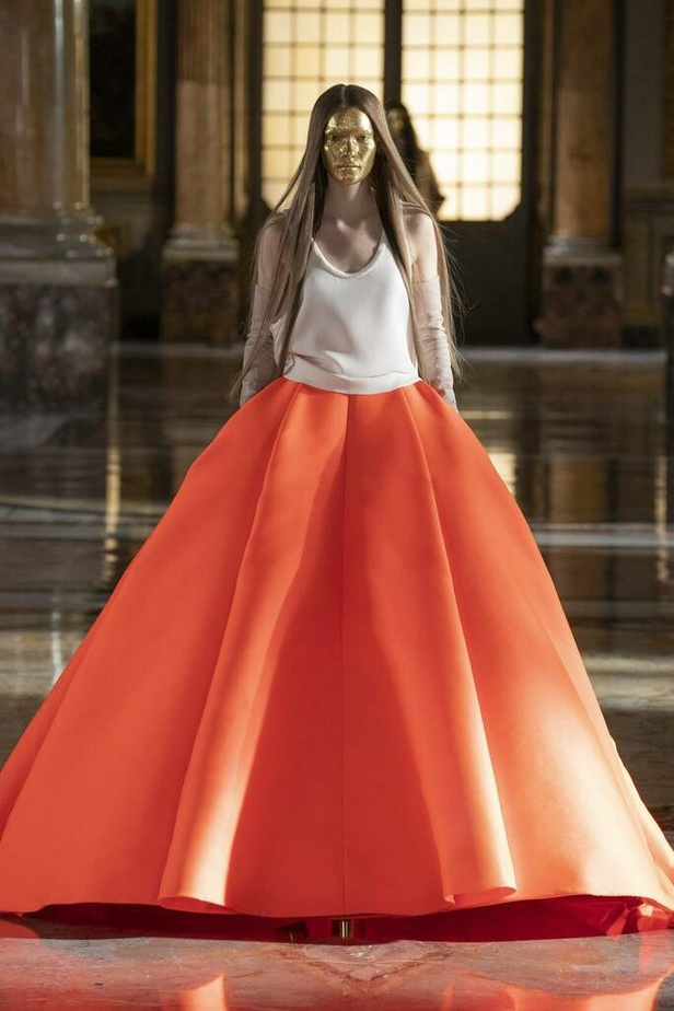 عرض مجموعة فالنتينو valentino للهوت كوتور لربيع وصيف 2021 ضمن أسبوع الموضة في باريس