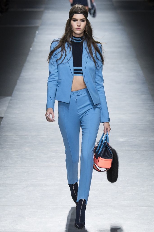 عرض دار ازياء فيرساتشي لخريف وشتاء 2016-2017