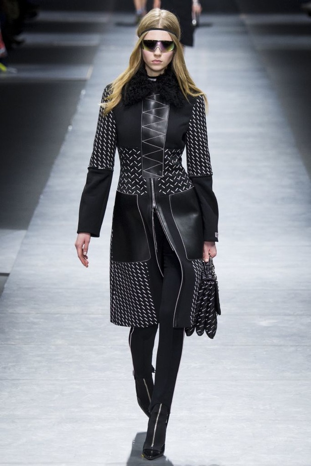 عرض دار ازياء فيرساتشي لخريف وشتاء 2016-2017