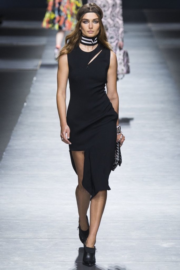 عرض دار ازياء فيرساتشي لخريف وشتاء 2016-2017