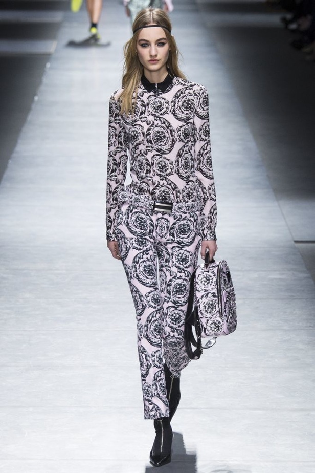 عرض دار ازياء فيرساتشي لخريف وشتاء 2016-2017